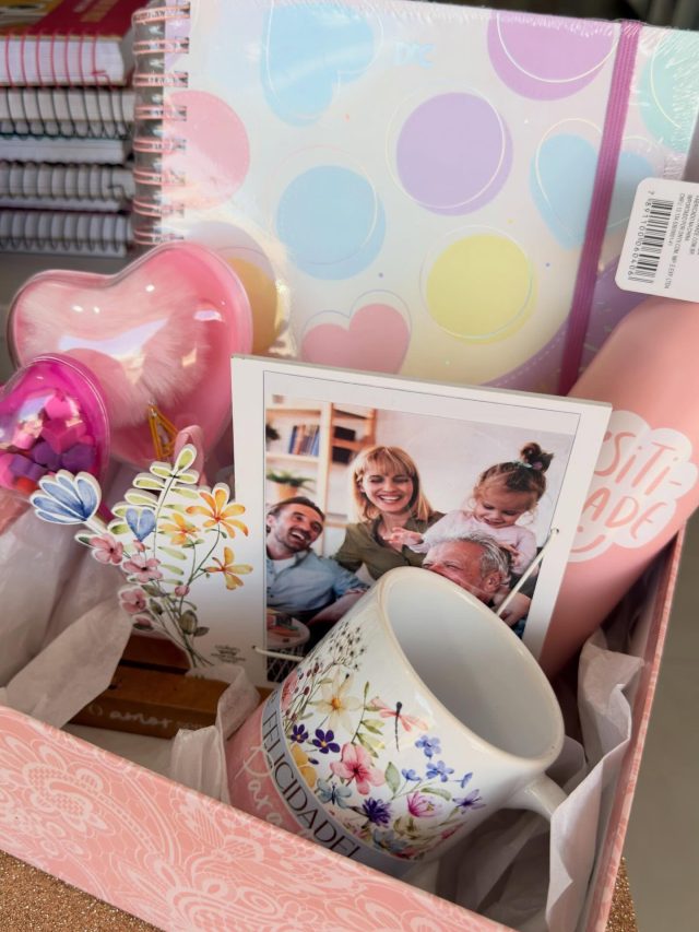 🌸 Ela merece mais do que um simples presente… ela merece ser lembrada!O Dia da Mulher está chegando e aqui na Papel Nobre você encontra opções lindas e cheias de carinho para presentear aquela mulher especial da sua vida. 💖Montamos kits encantadores de papelaria, com itens fofos, delicados e cheios de personalidade. E o melhor: você pode montar o kit do jeitinho que quiser! ✨📚 Cadernos
🖊️ Canetas especiais
🎀 Acessórios de papelaria
💝 Itens criativos e apaixonantesTudo para criar um presente único, personalizado e cheio de significado.Porque uma data como essa não pode passar em branco — é o momento de demonstrar carinho, admiração e gratidão por mulheres incríveis. 🌷💌 Monte seu kit conosco!
Chame no Direct ou fale conosco pelo WhatsApp e prepare um presente inesquecível.🎁 Garanta já o presente perfeito para o Dia da Mulher!#DiaDaMulher #PresenteCriativo #PapelariaFofa #PapelNobre #PresenteComCarinho SurpreendaEla