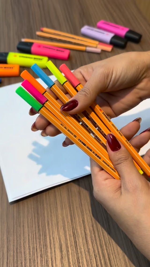 ✨ Cores que inspiram. Escrita que encanta. Papelaria que dá vontade de usar!As Stabilo Neon chegaram pra deixar seus estudos, planners e anotações MUITO mais vivos 💛💚💙💗💜
No vídeo, dá pra ver cada cor escrevendo no papel e a intensidade perfeita que só elas têm — traço fininho, marcante e super satisfatório!Perfeitas pra:
📒 organizar o caderno
🗂 destacar informações importantes
📝 decorar planners e bullet journal
🎨 dar aquele toque criativo nas anotaçõesQuem ama papelaria sabe… quando a gente testa uma caneta dessa, não quer largar nunca 😍📍 Já temos na loja!
Vem escolher suas cores favoritas ou chama a gente no direct pra garantir o seu kit Stabilo Neon agora mesmo 💬✍️