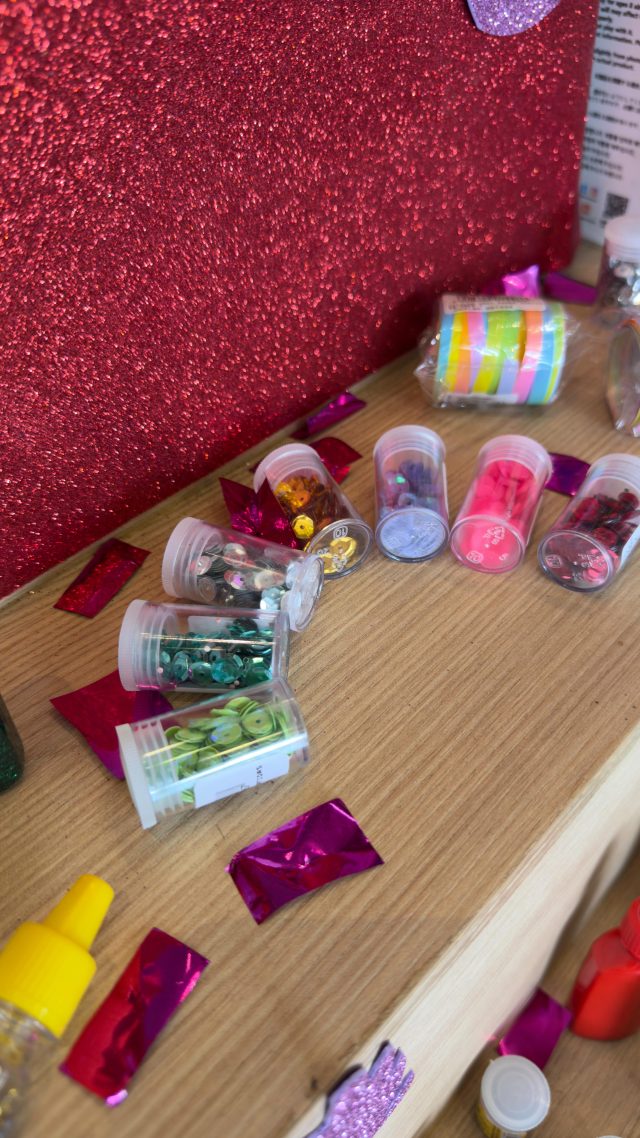 Muito brilho pra você arrasar no CARNAVAL 🎭🎉Vem pra PapelNobre e garanta seus produtos!Esperamos sua visita!